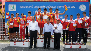 Đội chạy tiếp sức 4x100m nam THPT Hoà Bình đoạt huy chương và trong đợt chạy chung  kết.